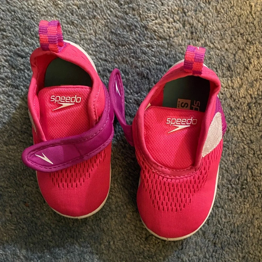 Speedo toddler girls water shoes. Bright pink with purple. Size 5-6.
